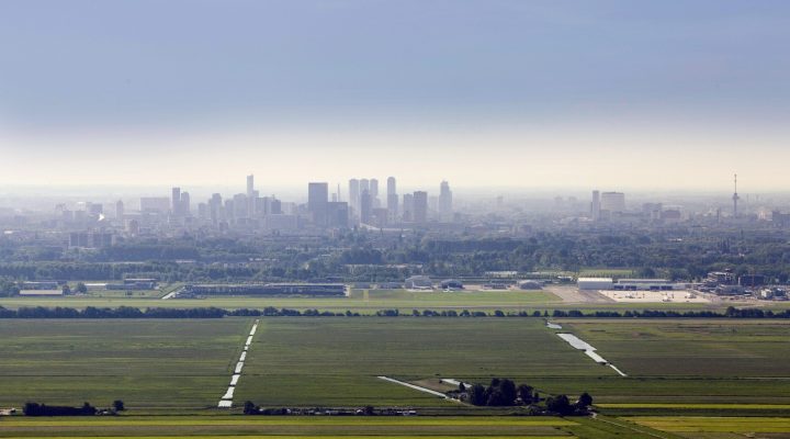 Nederland, Den Haag, 22 mei 2017
Skyline Rotterdam
foto: Gerhard van RoonNederland, Den Haag, 22 mei 2017
Skyline Rotterdam gezien naar het oosten vanaf Berkel.
foto: Gerhard van Roon