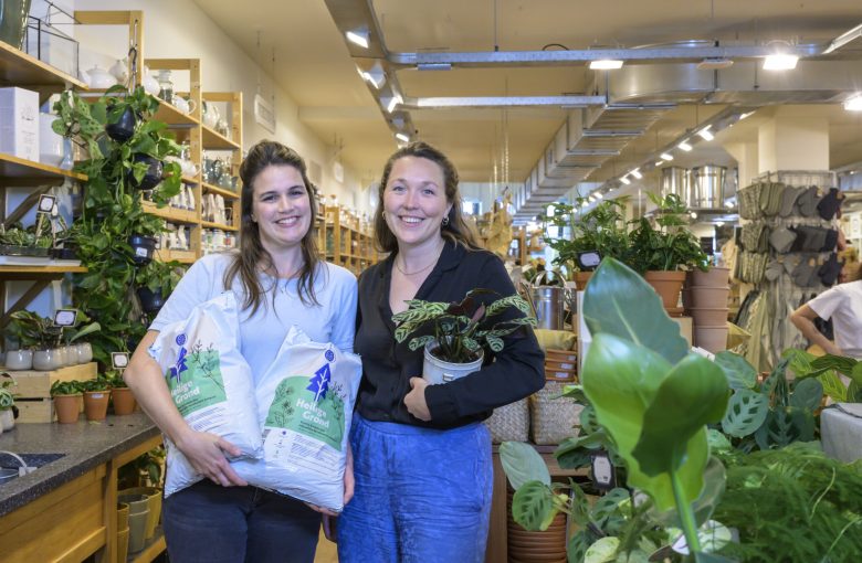 Utrecht, 25-07-2023, Marianne Volleberg (rechts)en Gina Neggers (links) van grondstoffenbos met hun product Heilige Grond compost bij Dille en Kamille Utrecht. Zij hebben een product ontwikkeld, compost dat gemakt wordt van kerstbomen.